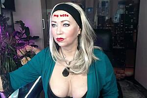 Aimeeparadise is a hot mature anal slut with wet pussy and fingering