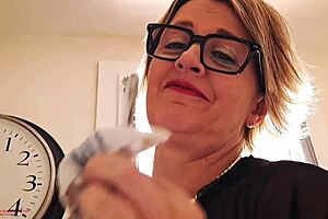 Karina husmor chokerede mig med vilde køkkenbevægelser