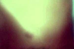 coroa tirando a virgindade do novinho e fica gemendo de prazer vendo ele encher sua buceta de porra 😍