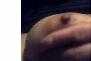 Madurita companera de trabajo se pone cachonda y me manda videitos mostrándome sus enormes tetas y su panochita