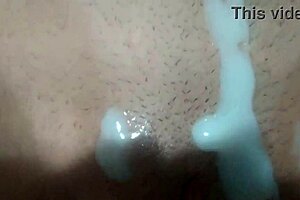 coroa tirando a virgindade do novinho e fica gemendo de prazer vendo ele encher sua buceta de porra 😍