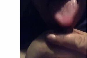 Madurita companera de trabajo se pone cachonda y me manda videitos mostrándome sus enormes tetas y su panochita