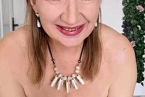 Mature cougar shows her horny pussy