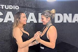 eu sou hetero mas minha vizinha lésbica chupou minha buceta e gozei na boca dela