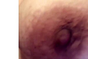 Madurita companera de trabajo se pone cachonda y me manda videitos mostrándome sus enormes tetas y su panochita