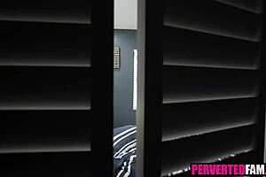 स्टेपमॉम हॉर्नी स्टेपसन को आज रात हैंडजॉब देती है