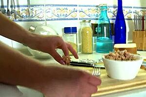 משוחח עם בלונדינית סקסית בעקבים גבוהים