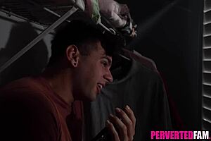 स्टेपमॉम हॉर्नी स्टेपसन को आज रात हैंडजॉब देती है