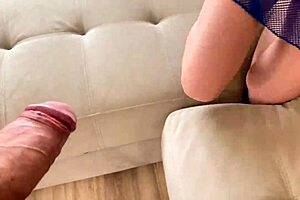 रशियन स्टीपमदर बिग टिट्स और टाइट चूत राइडिंग से स्टीपसन को लुभाती है