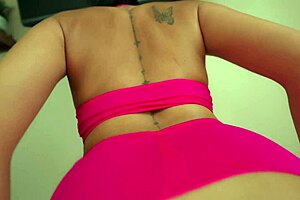 Morena en leggings rasgados se sienta en la polla de su gymbro- tara rico