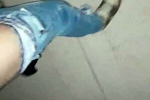 Mi cuñada toda peda y enfiestada abrió las piernas para follar en la calle me corrí dentro de su coño caliente.