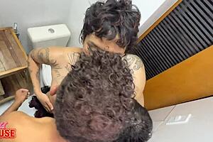 essa morena novinha adora trepar com o namorado corno e outro macho, handjob e doggystyle