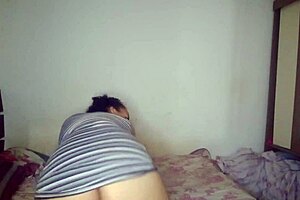 safada novinha excitada com um vibrador enfiado na buceta dançando afim de ganhar um chã de rola