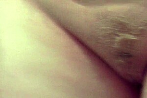 Сексуальная милфа Фрина бреет волосатую киску в ванной, мастурбирует пальчиками