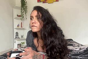 Mi hermanastra traviesa me quita la xbox, asi que la follo en lugar de seguir jugando.