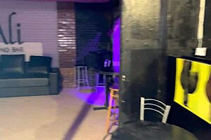 O bar com calcinhas penduradas no teto