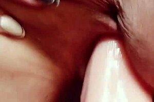 Veo a mi cunada masturbandose con consolador grueso