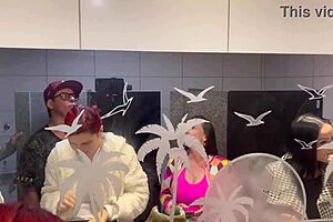 O bar com calcinhas penduradas no teto