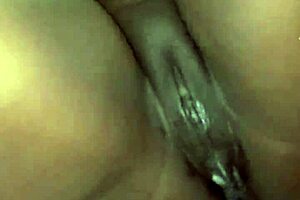 देखो एबोनी मिल्फ को क्रीमी कुम से ढक दिया पूरे शरीर पर