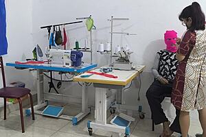 Intense seduction in the sewing workshop with assplay 😘