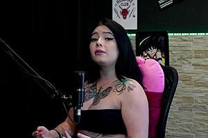 That tattooed morena shows her big tits in the game 😜