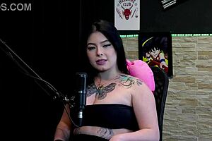 That tattooed morena shows her big tits in the game 😜