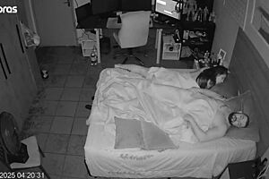 Eles fingem esquecer a câmera como loucos no quarto