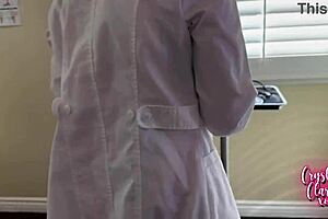 Blonde dicke Doktor-Frau mit Brille und blauen Augen reitet Schwanz zum Orgasmus in Missionar.