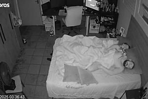 Eles fingem esquecer a câmera como loucos no quarto