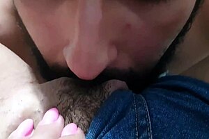 Curvy milf in short jeans shows off big clit for cousin's blowjob in car