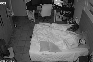 Eles fingem esquecer a câmera como loucos no quarto