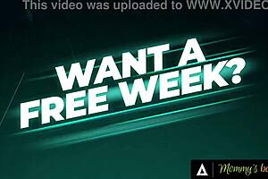 मैं सोफिया वेस्ट हूं, पति से फोन पर बात करते हुए स्टेपसन से चुदवा रही हूं, ओह नो!