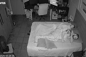 Eles fingem esquecer a câmera como loucos no quarto