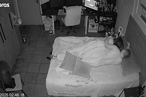 Eles fingem esquecer a câmera como loucos no quarto