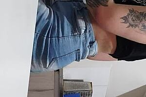 I was cooking and ended up getting fucked and filled with cum by that tattooed latina milf.