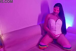 Esta camarera se deja follar por algo de dinero en la habitaci�n oculta mientras afuera todos se divierten en el bar 1