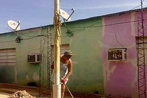 Neighbor watches mature latina's huge ass in short dress