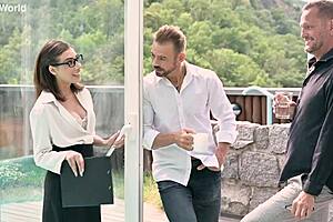 Emily Pink मेच्योर स्टूडेंट्स को डीपी में डीपथ्रोट करती है