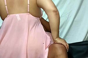 esta mama hermosa disfruta de la mejor experiencia de cojer en la cama 😘