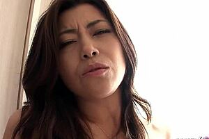 japanese mature step-mom experiences her first massive squirt with vibrator