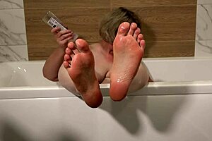 wash my feet in bath, mature milf foot fetish