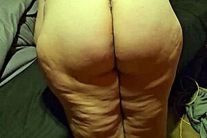 Cumming on her ass 😍