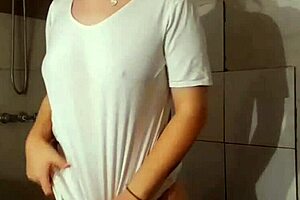 Latina milf moves her sexy ass intensely in the bathroom