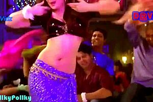 kareena shows her hottest navel in this video