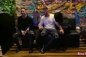 depois do jantar dos namorados, sobremesa: comendo a loira e a morena no motel