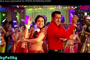 kareena shows her hottest navel in this video