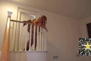 سافي جي وميس ريد إكس ينيكان على الشرفة في منتصف الليل مع مؤخرات كبيرة وقضبان