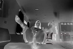 हॉर्नी 18+ लड़का स्टेपमॉम से प्रेग्नेंट करने की इच्छा पूरी करता है