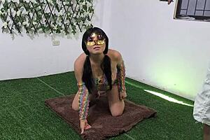 LA INGENUA Y NUEVA SARITACOKETA ESTÁ MUY EXCITADA REALIZANDO LA PRUEBA PARA EMPEZAR UNA DOBLE PENETRACION PROFESIONAL MUY PRONTO EL VIDEO EXCLUSIVO EN PREMIUM