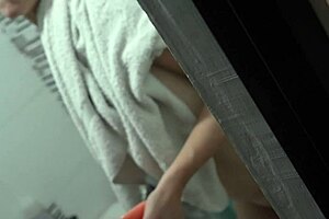 mature enjoys big dildo in wet pussy while bathing 😍